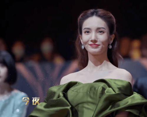  国剧盛典毛晓彤满分惊艳,关晓彤终于穿对,郭德纲郭麒麟嘴太贫