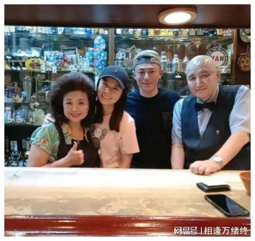  林心如现身拍广告,与男助理热聊手舞足蹈今年收入骤降至1800万