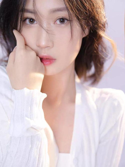  精致女孩纯色背景写真纯欲风