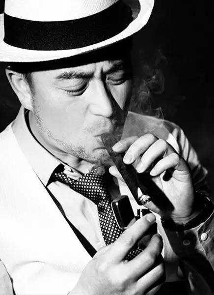  张嘉译年轻相片遭曝光,网友还好错过了,不然青春就废了