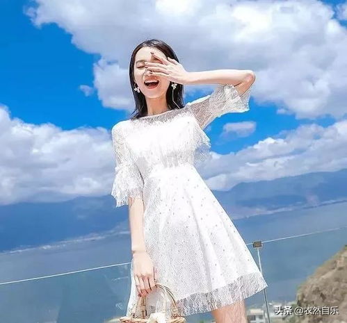  夏季一袭白色连衣裙,穿起来仙气十足