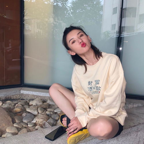  摩登少女宋祖儿脚上涂了两个颜色的指甲油