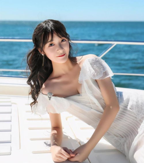  假小子徐娇出落越发水灵,一身马卡龙色连衣裙,当真已成年