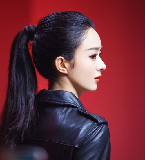  赵丽颖绑高马尾亮相,穿西装还要绑腰带,这腰围真的羡慕不来