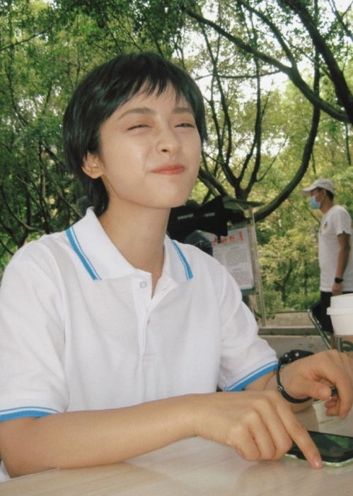  沈月假小子造型曝光,大黑眼眶搭配白衬衫,妥妥的少年感