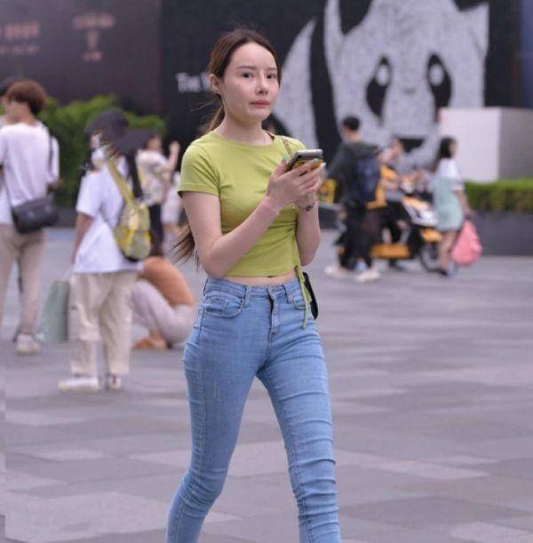  好身材的小姐姐喜欢穿紧身瑜伽裤,选择优雅减龄的风格,时尚美丽