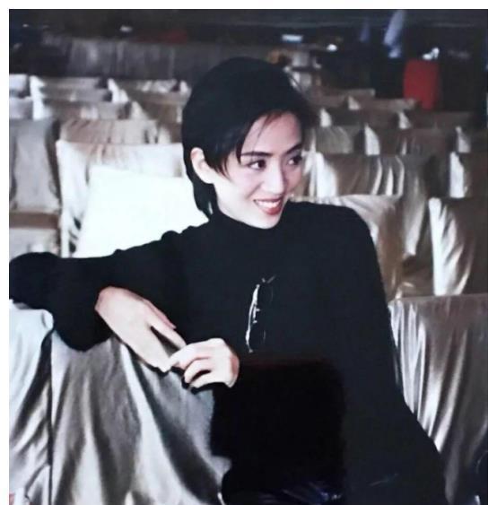  香港女儿梅艳芳黑帮得罪她活不过五天,背后大佬究竟是谁