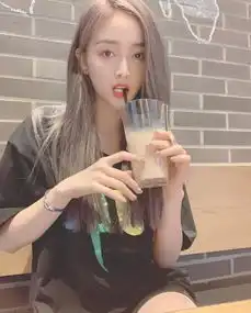 吴宣仪一天喝8杯奶茶,网友随口就来的风格是学热巴还是张柏芝 吴宣仪一天喝8杯奶茶,网友随口就来的风格是学热巴还是张柏芝