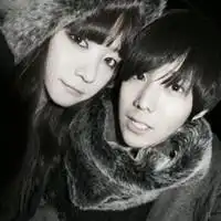  求一男一女的情侣头像背景要黑色的如右边那4个