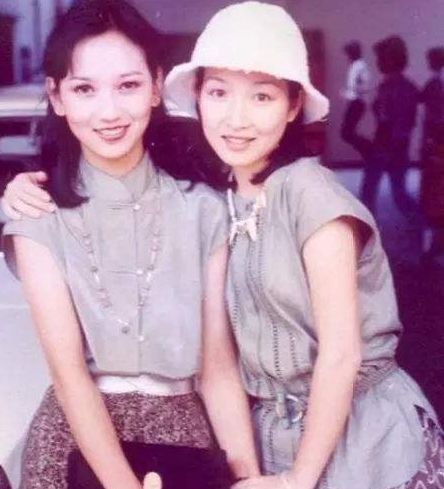  曾与赵雅芝齐名,与丈夫恩爱37年膝下无子,今62岁被老公宠成公主