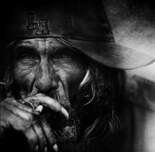  独角镜你的苍凉是写在内心,刻在脸上