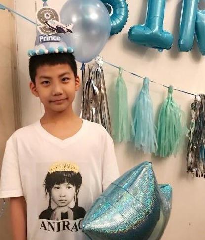  胡军儿子长大了11岁穿衣时髦初显男人味,还有个干妈来头可不小