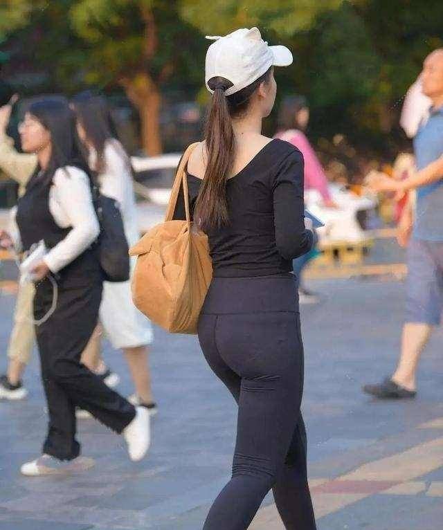  漏斗形身材的打底裤美女,利落又不乏活力感,衬托气质