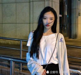  斗鱼知名娱乐主播线下被粉丝偶遇颜值被评为斗鱼排名前三的主播