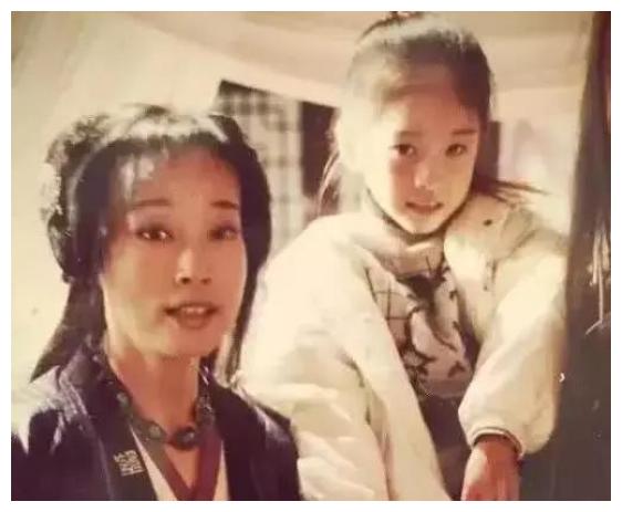  她把妹妹带进了演艺圈,如今妹妹红遍全国,自己却不温不火