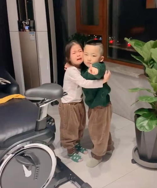  龙凤胎妹妹被妈妈教训,哥哥实力护妹,妈妈笑称这儿子白养了