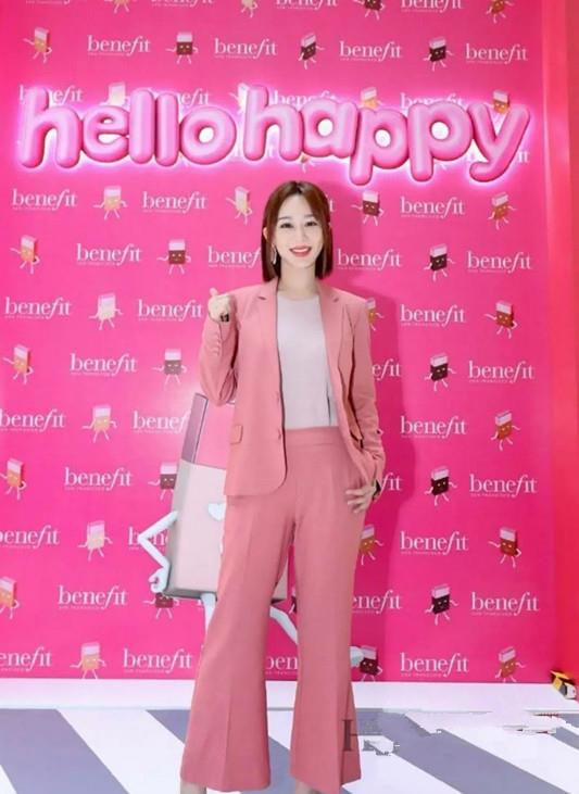  杨紫参加北电校庆黑色西装御姐甜美风好飒风头盖过杨幂姚晨