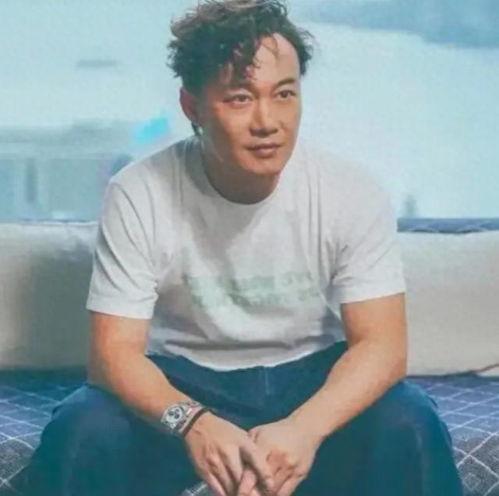 太意外了,网友香港与陈奕迅拼桌吃饭,场面十分搞笑,让人羡慕