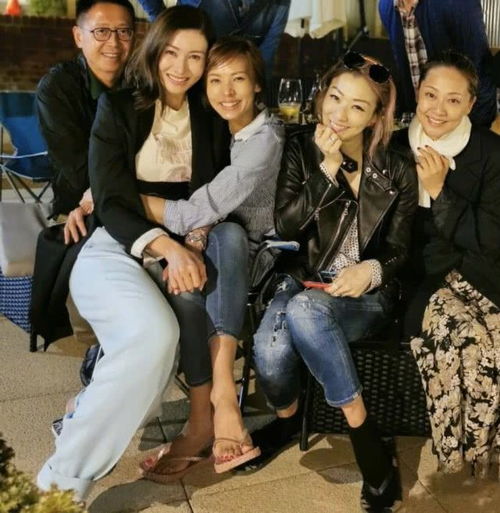  李嘉欣晒聚会照跟普通人比才知道她到底多漂亮,52岁都不显老