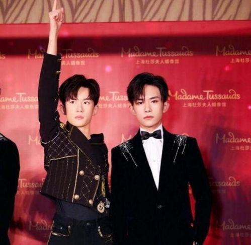  tfboys和自己蜡像合影,三人中只有他和蜡像让人难辨真假