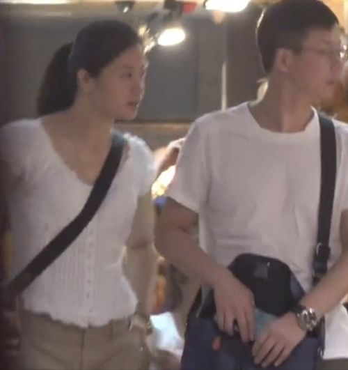  刘奕君夫妇低调逛街,打扮休闲像老干部,现任妻子穿着拖鞋很随意