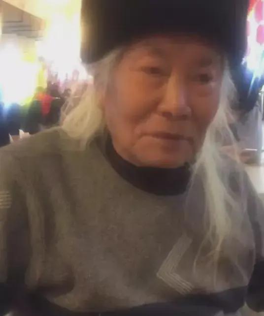  他94岁手持宝剑,背35万现金流浪街头,被调查后揭开隐藏25年秘密