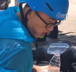  外卖小哥街头吃饭,竟遭到男子的故意刁难,看到最后,众人哽咽了