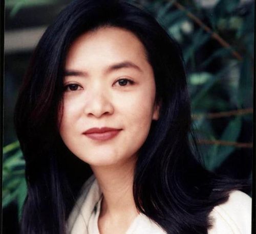  金庸赞最接近原著的小龙女,情断周润发一生无儿女,至今孑然一身