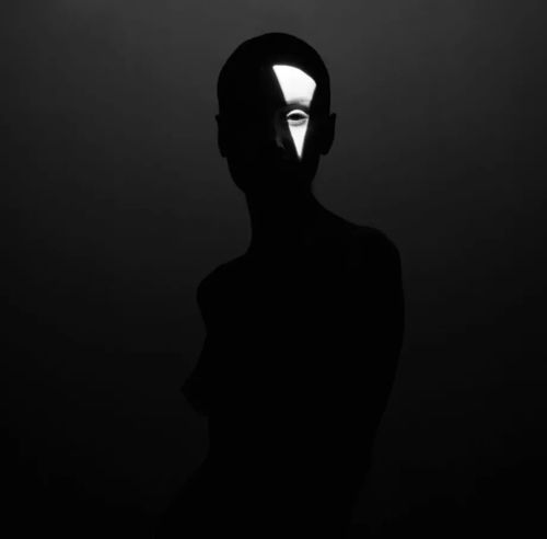 一束神光足矣用光影塑造完美轮廓与躯体.