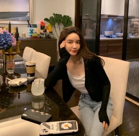  张大奕晒度假照,白色蕾丝裙手戴玉镯,网友有总裁夫人范儿