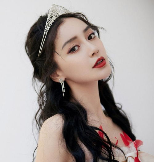  陈漫又拍angelababy,与上次又欲又撩风格不同,绝美精灵造型好美