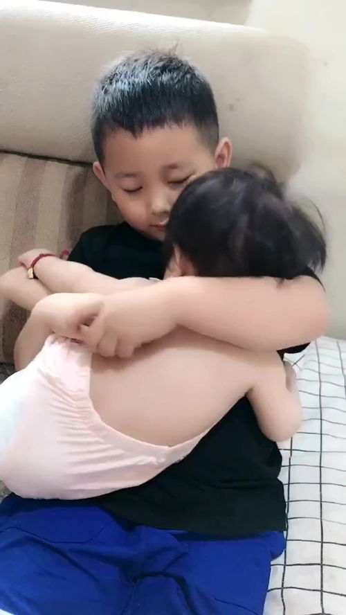  为了让妹妹睡觉,哥哥一直这样抱着她,这哥当的比爹都称职