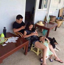  盘点玩手机的奇葩姿势,这妹子的姿势有点撩人