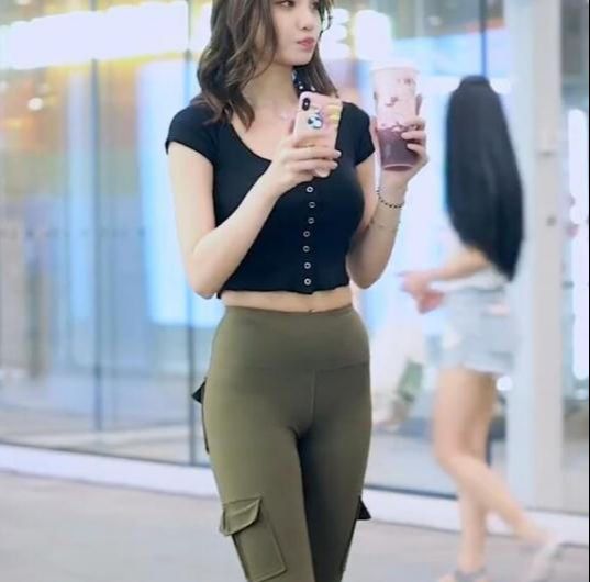  最近流行的瑜伽裤打底,美女穿出了极致美