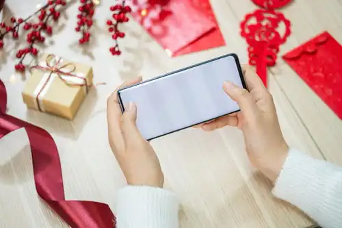  商务男士手拿咖啡行走在写字楼群林荫道