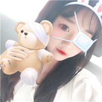 爱搞怪的女生,用手机挡住脸认不出来了