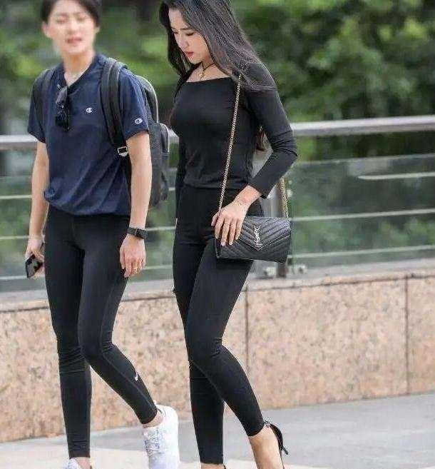  瑜伽裤的搭配洋气显嫩,展现独特魅力,穿出淑女魅力