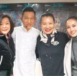  刘德华与陈玉莲久违同框,杨过与小龙女时隔35年再拥抱