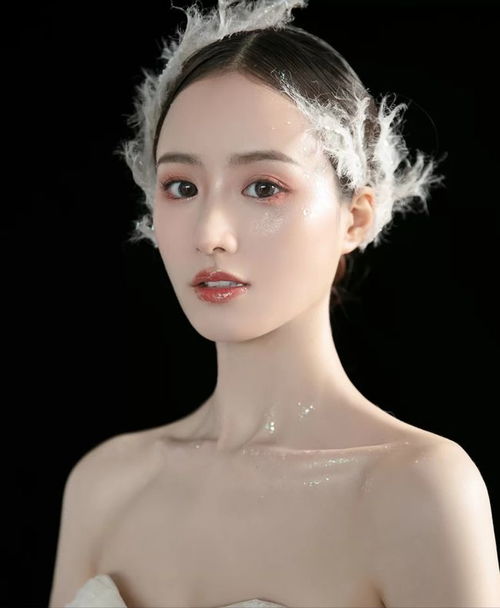  赵丽颖郑州活动人气爆棚,白色羽毛抹胸裙仙气十足,生图绝美