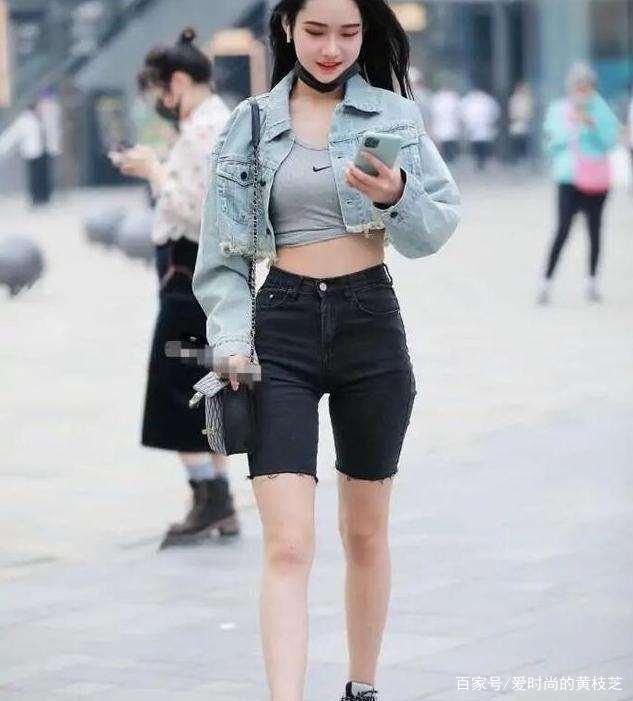 时尚有型的瑜伽裤更具潮流时尚感,显得美腿修长,青春减龄