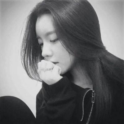  qq黑白女生头像霸气,活在别人的掌声中女生