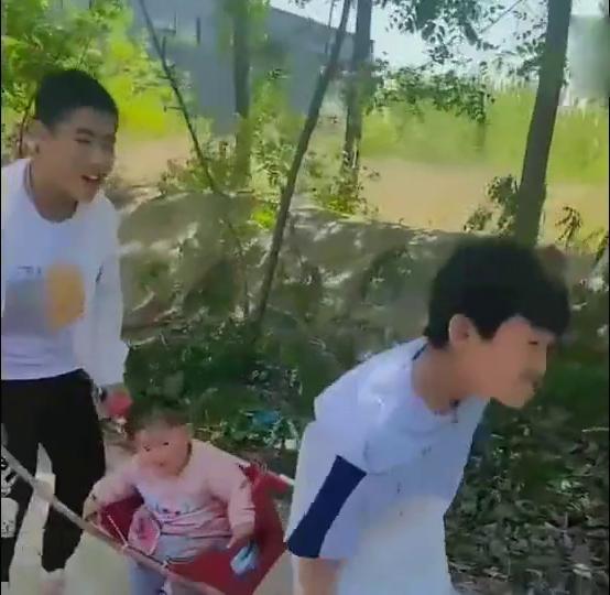  哥哥说带妹妹出去玩,结果出门看到,这绝对是亲哥