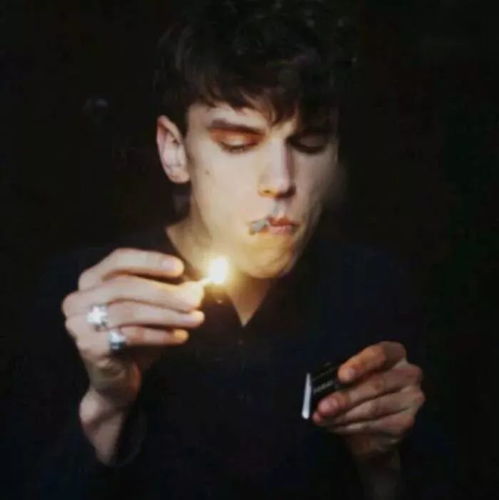  男生头像琐碎的记忆拼凑成的片段似乎只剩下了光和你