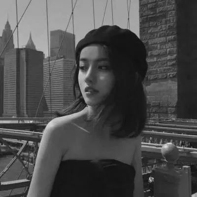  伤感霸气的黑白色女生头像这个世界有趣没趣的是我