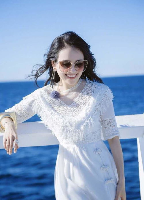  章子怡国外美得出众穿白裙戴墨镜优雅又迷人,这才是教科书穿搭