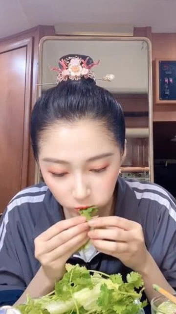  真人版兔子吃草关晓彤生菜卷香菜鬼畜版来啦