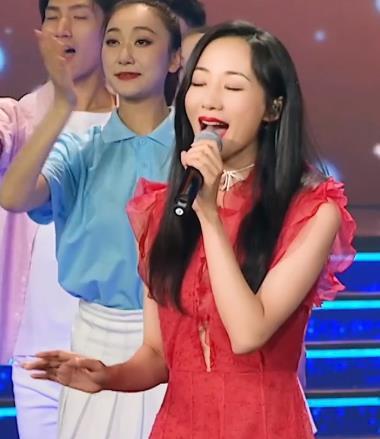 韩雪演出没涂粉无袖中国红纱裙御姐范十足,腋窝肤色却发黑