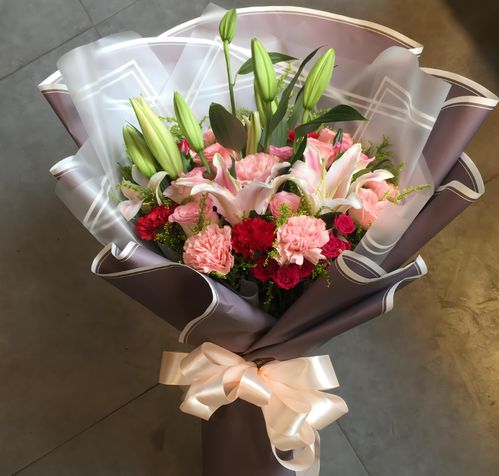  为您的心意添一抹色彩康乃馨与百合花束搭配指南,传递美好祝福