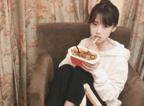  还记得14年前的剪刀手女孩吗网友盼着她变丑,如今她来了