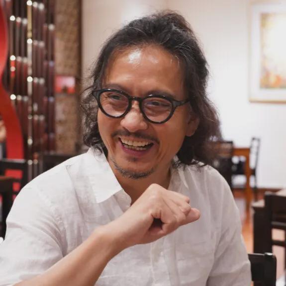  61岁最低调影帝曾为救人被烧毁容,如今近况曝光
